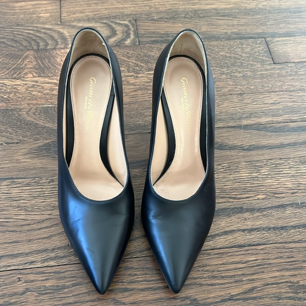 Gianvito Rossi classic Black Pumps.